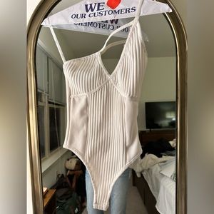 Lulu’s Flirtatious Ways White Asymmetrical One-Shoulder Bodysuit